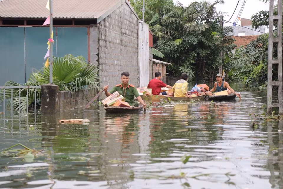 Ngày 31/7, đại diện Công an TP Hà Nội cho biết, tại các huyện Chương Mỹ và Quốc Oai vẫn bị ảnh hưởng nặng nề bởi mưa lũ. Hàng nghìn hộ dân bị ngập sâu trong nước vẫn đang cần được hỗ trợ, di dời. 