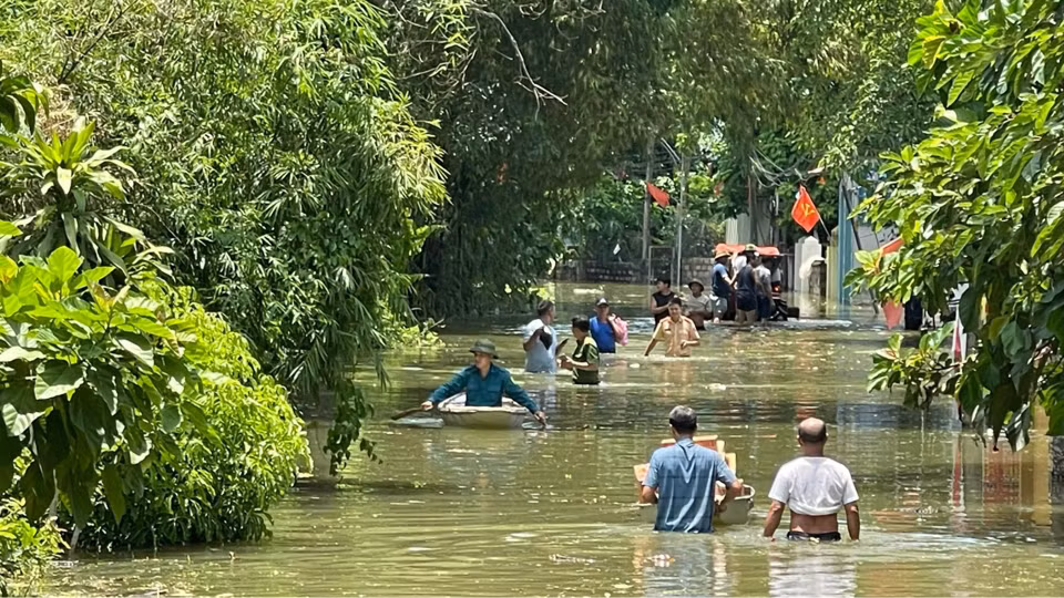 Đến thời điểm hiện tại, huyện Chương Mỹ có 24 thôn, xóm bị ngập, trong đó 1.343 hộ bị ngập từ 0,5 - 2m; 1.501 hộ bị ngập lối đi, khoảng 1.000 hộ dân ở vùng ngập sâu, nguy hiểm, thuộc diện có nguy cơ phải sơ tán gấp. 