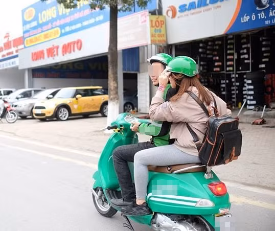 Tìm hiểu kỹ hơn về bức ảnh, được biết việc sử dụng xe phân khối lớn, xe gas, xe máy hạng sang để chở khách... là một phần nằm trong khung dịch vụ mới của một công ty dịch vụ vận chuyển, chở khách rất nổi tiếng và phổ biến trong thời gian gần đây. Ảnh: NLĐ.