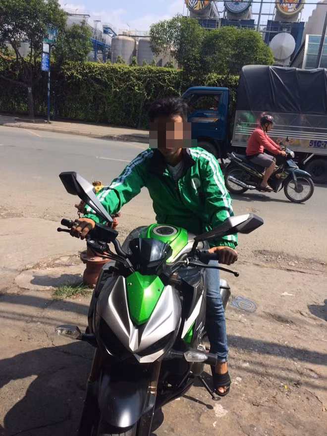 Theo ý kiến của một số dân mạng có am hiểu về mô tô, xe máy, chiếc xe phân khối lớn được nhân viên của một hãng xe, dịch vụ vận chuyển rất nổi tiếng sử dụng để chở khách trong bức ảnh đang gây "bão like" là chiếc Kawasaki Z1000 mới ra mắt tại Việt Nam. Giá trị của chiếc xe này ở Việt Nam được cho là vào khoảng 400 triệu đồng. Điều này càng khiến bức ảnh và những thông tin liên quan đến nó trở nên đặc biệt hơn. Ảnh: Otofun.
