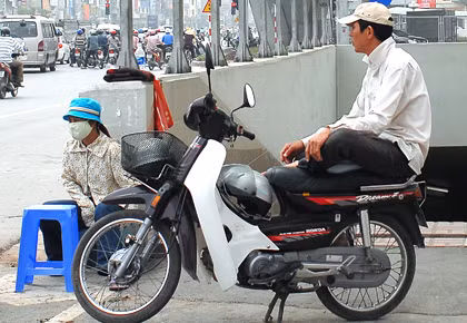 Tuy nhiên, vẫn có một bộ phận không nhỏ bạn trẻ cảm thấy cám cảnh thay cho những người làm nghề "xe ôm truyền thống". Ngoài tiện lợi, tính chính xác về mặt giá cả... khách đi "xe ôm công nghệ" còn được hưởng nhiều khuyến mãi hoặc lựa chọn xe đi đa dạng, dễ dàng hơn. Ảnh: Đời sống pháp luật.