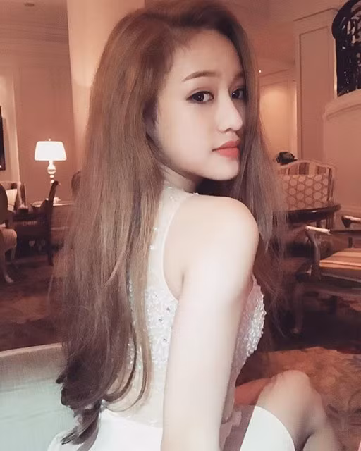 Đó là lý do khiến cô nàng sinh năm 1998 tỏ ra bực tức, khó chịu, thậm chí là gay gắt. Ít giờ trước, hot girl Thúy Vi khiến mọi người xôn xao khi đăng tải một dòng trạng thái với giọng điệu gay gắt. Không biết vì lý do gì khiến cô nàng tuyên bố thẳng thừng: “Không có bồ và kể từ nay trở về sau đừng bao giờ hỏi là quen ai, yêu ai”.