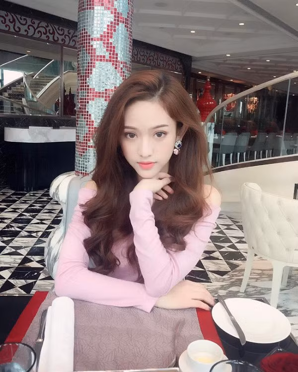 Người đẹp 18 tuổi tỏ thái độ không hài lòng khi mọi người thường xuyên gán ghép tên cô với nhiều người đàn ông. “Nếu cái tên Thúy Vi không có gì đặc sắc thì đừng nhắc đến nữa… Một khi đã nhắc thì hãy nhắc cái tên Thúy Vi một cách đơn lẻ”, Thúy Vi cho hay.