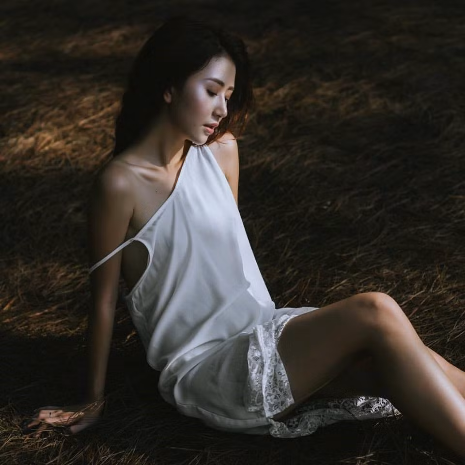 Thời trang kín đáo, dịu dàng của Quỳnh Anh cũng dần được thay thế bằng những bộ đồ bó sát, váy ren nhằm khoe vai, khoe chân đầy hờ hững, cuốn hút mà không gây phản cảm.