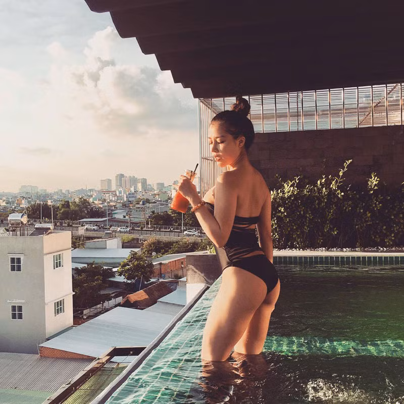 Ngoài tài kinh doanh cô gái 9X Kim Thanh còn sỡ hữu gương mặt cân đối, hài hòa, ngoại hình gợi cảm giúp cô bạn gây được thiện cảm với người đối diện ngay từ cái nhìn đầu tiên.