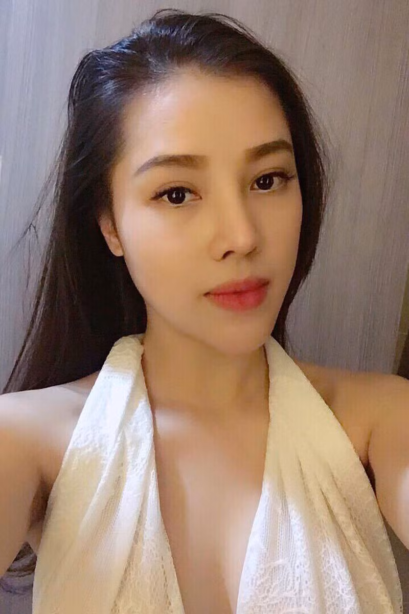 Mỗi tháng việc kinh doanh buôn bán mỹ phẫm online cùng việc vận hành hàng bánh của gia đình cũng đem lại mức thu nhập từ 40 đến 60 triệu cho hot girl 9X. Và đây cũng là mức thu nhập mà bao nhiêu người phải ước mơ khi đang ở tuổi 23 giống Kim Thanh.