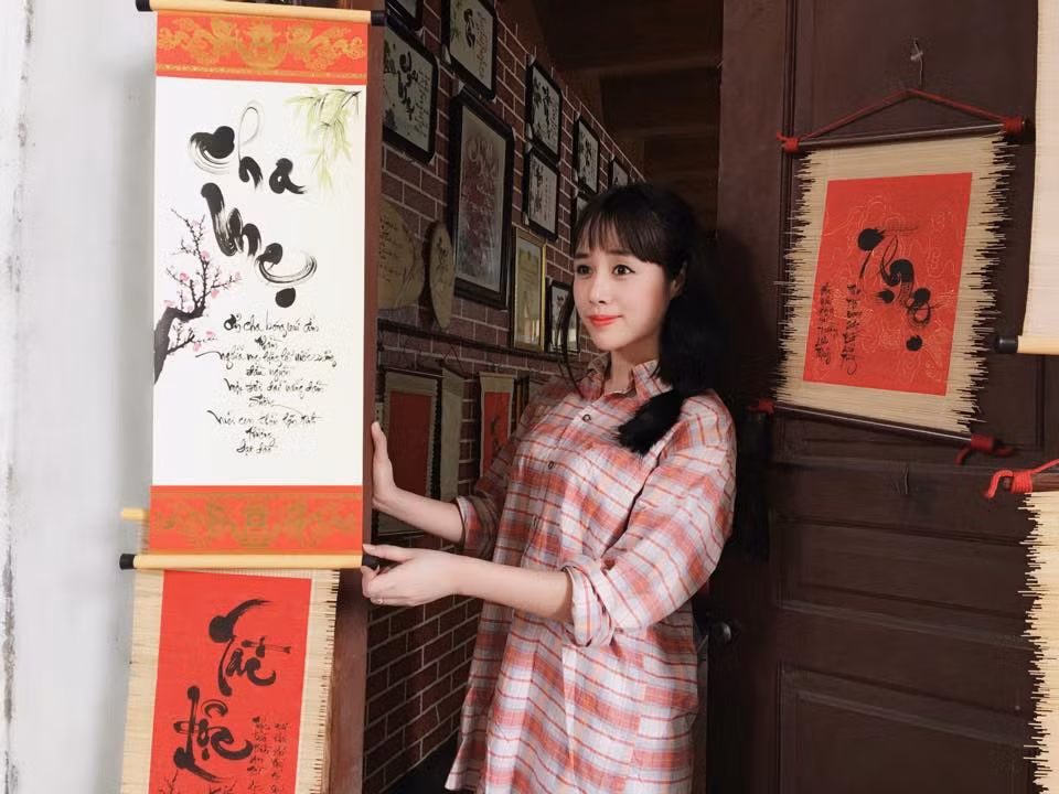 Được biết, cô giáo xinh đẹp Lan Phương cũng vừa có một kỳ nghỉ Tết cổ truyền đơn giản nhưng rất ấm áp, hạnh phúc bên gia đình, người thân. Chuyện đi xem Táo quân và được vô tình "lên sóng", được nhiều người nhận ra và khen ngợi đã giúp mùa xuân mới của cô Lan Phương có thêm một kỷ niệm đáng nhớ.