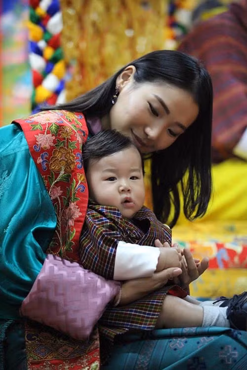 Đây được xem là những cách bày tỏ sự tôn kính và yêu quý dành cho hoàng gia của người dân Bhutan.