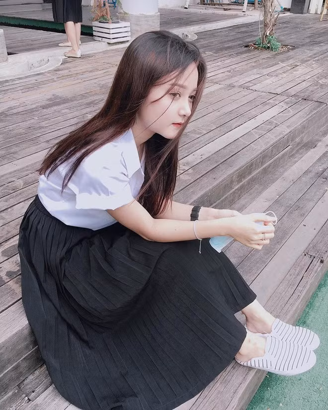 Khi trang điểm nhẹ và mặc đồng phục, nữ sinh khiến nhiều người yêu mến bởi vẻ đẹp hồn nhiên tuổi học trò.