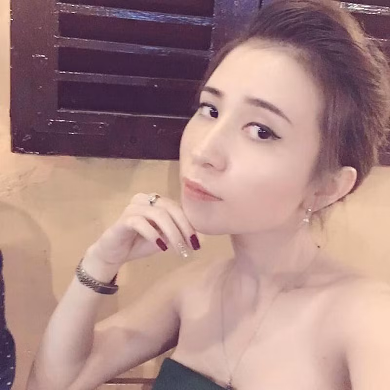 Mới đây, cộng đồng mạng lại vừa tìm ra một cô gái khác có nụ cười và phong cách giống hệt Thủy Tiên. Đó là Lê Thị Tố Quyên, sinh năm 1992, quê gốc Cà Mau nhưng hiện đang sống và làm việc tại TP HCM. Tố Quyên có bờ môi cong gợi cảm , một trong những nét đẹp mang “thương hiệu” Thủy Tiên. Ở một số góc chụp, đặc biệt là góc nghiêng, vẻ đẹp nổi bật của Tố Quyên khiến nhiều người lầm tưởng cô chính là ca sĩ xinh đẹp Thủy Tiên.