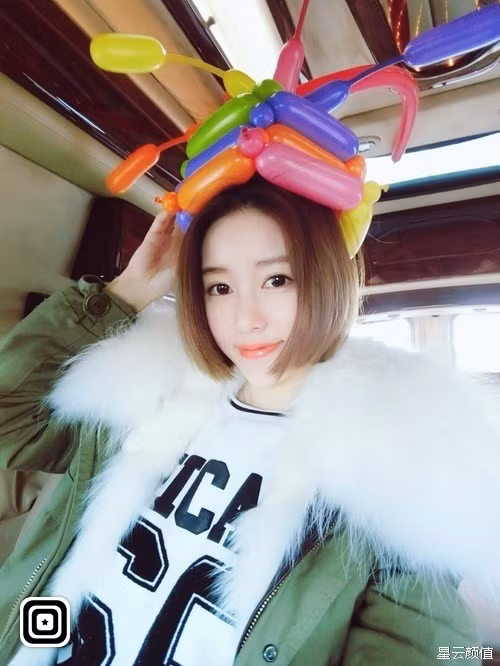 Nhờ nhan sắc ngọt ngào, Sử Mẫn được cư dân mạng mệnh danh là "nữ thần trường múa".