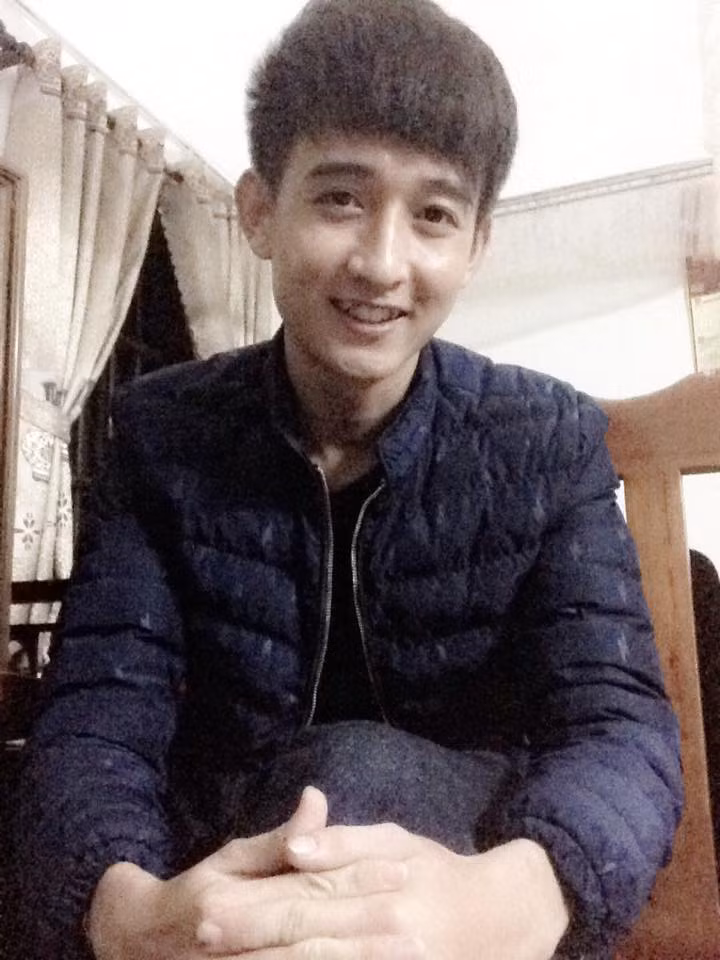 Cách đây không lâu, người yêu Lương đã dùng Facebook bạn trai để đăng status bày tỏ nỗi khốn khổ vì anh giống hệt thầy giáo thực tập đẹp trai nổi tiếng.