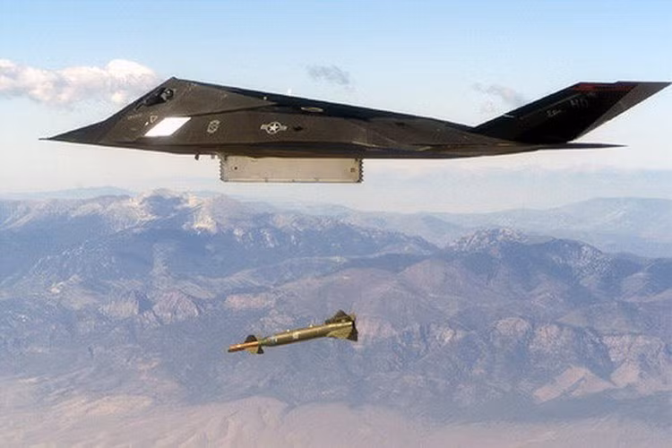 Điểm đặc biệt là F-117 có thể được tái nạp nhiên liệu trên không.
