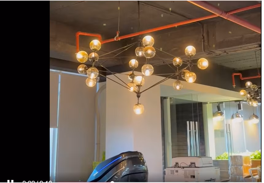 Nhiều người dân mô tả, đồ đạc trong nhà, đặc biệt là những chùm đèn trần trong nhà họ đã rung lắc, thể hiện rõ tác động từ động đất. Ảnh: Đèn trần của một văn phòng tầng 8 trên phố Minh Khai rung lắc (cắt từ video của người dân).