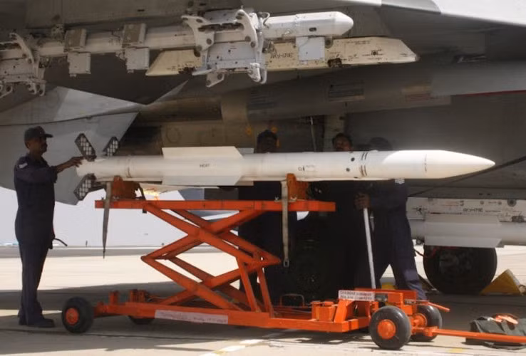 Khi tiếp cận mục tiêu ở khoảng cách ngắn, R-77 sẽ kích hoạt chế độ “chủ động”, radar của tên lửa sẽ lưu giữ thông tin mục tiêu đã được tính toán để sử dụng phòng trường hợp mục tiêu thoát khỏi “khóa chết”.