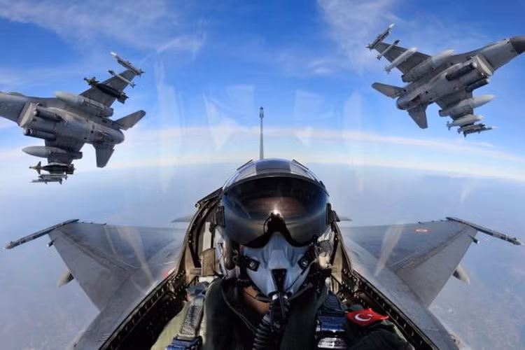 Đầu tiên khi xét về khả năng không chiến tầm xa, F-16 Block 52 được trang bị radar AN/APG-68 (V5) có chế độ tự động phát hiện và bám bắt, tầm trinh sát tối đa lên tới 296 km đối với máy bay cỡ lớn hoặc 105 km đối với tiêm kích có diện tích phản xạ radar (RCS) 5m2.