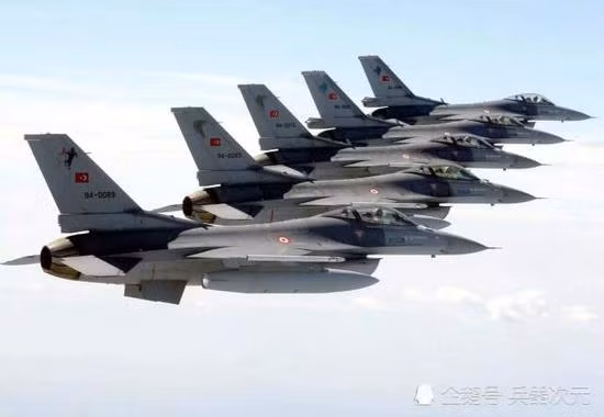 Để trả đũa Quân đội chính phủ Syria, phía Quân đội Thổ Nhĩ Kỳ đã mở một cuộc tiến công tổng lực vào Quân đội chính phủ Syria ở tỉnh Idlib. Đích thân Bộ trưởng Bộ Quốc phòng Thổ Nhĩ Kỳ ra chiến tuyến động viên binh sĩ, góp phần nâng cao tinh thần chiến đấu.