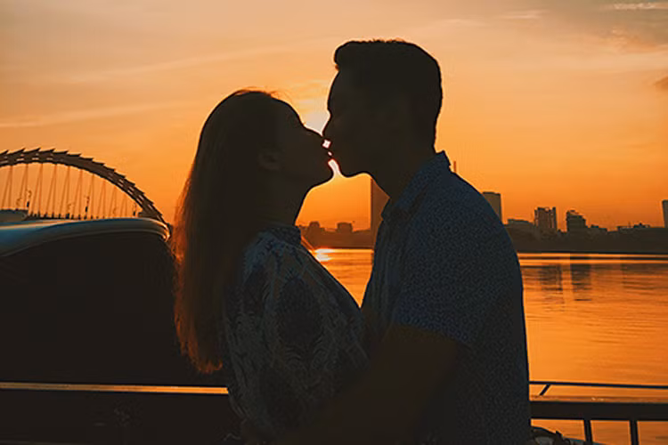 Mới đây, nhân chuyến du lịch đầu năm, Khánh Thi - Phan Hiển ghi lại những hình ảnh tình cảm bên nhau ở thành phố biển miền Trung.