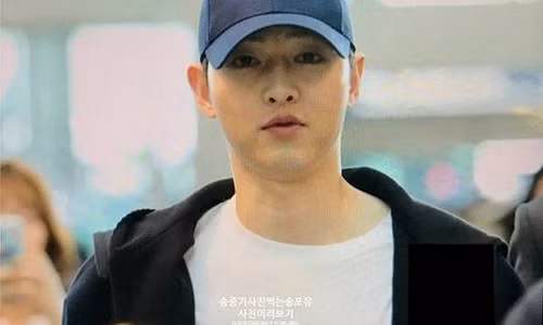 Chet soc nhan sac mum mim cua Song Joong Ki-Hinh-3