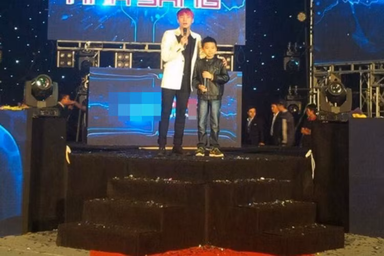 Sơn Tùng đã động viên tinh thần và tặng quà cho bé Minh. Ngoài ra, anh còn mời bé đứng chung sân khấu trong một buổi diễn tại Hà Nội khi biết rằng cậu nhóc cũng mong muốn trở thành một ca sĩ. (Ảnh: Thể thao văn hóa) 