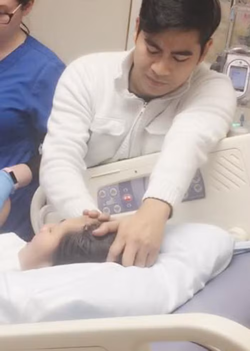 Khi Ngọc Lan nằm viện sinh con, Thanh Bình đã thức trắng đêm để túc trực không rời vợ nửa bước. (Ảnh: FBNV)