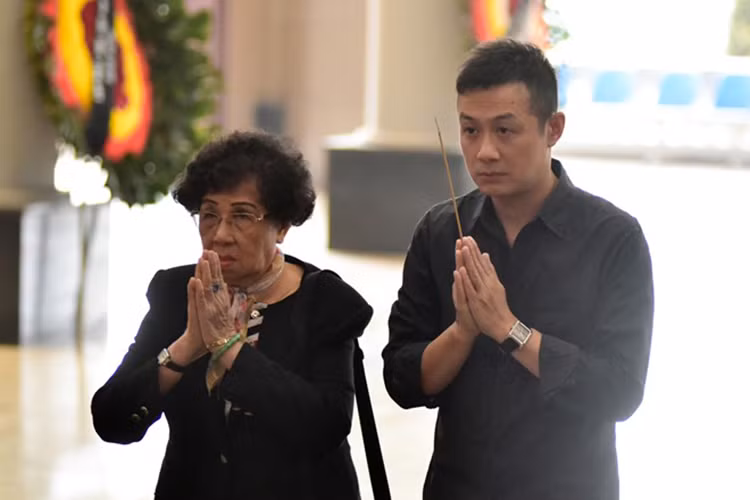 MC Anh Tuấn cũng là một trong những học trò của nhạc sĩ quá cố. Anh viết trong cuốn sổ tang: "Vô cùng thương nhớ bác, người thầy bao năm dạy dỗ cháu với các tác phẩm nổi tiếng".