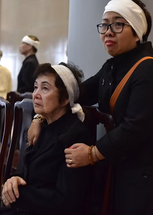 Vợ và cháu dâu của cố nhạc sĩ Hoàng Dương bùi ngùi trước sự mất mát của gia đình trong những ngày đầu năm Đinh Dậu.