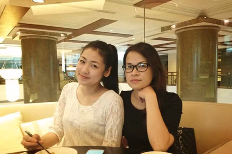 Á hậu Tú Anh cũng là một trong những sao Việt tự hào vì có mẹ trẻ đẹp, sành điệu. (Ảnh: Khám Phá)