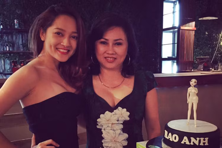 Nữ ca sĩ Bảo Anh thừa hưởng nhiều nét đẹp từ người mẹ trẻ trung của mình từ sống mũi đến má lúm đồng tiền. Hiện tại, mẹ của Bảo Anh làm kinh doanh. (Ảnh: Dân Việt)
