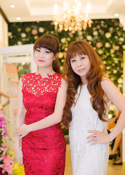 Sở hữu nhan sắc trẻ trung, thân hình thon gọn, mẹ của Hoàng Thùy Linh và con gái nom giống hệt hai chị em. (Ảnh: Dân Việt)