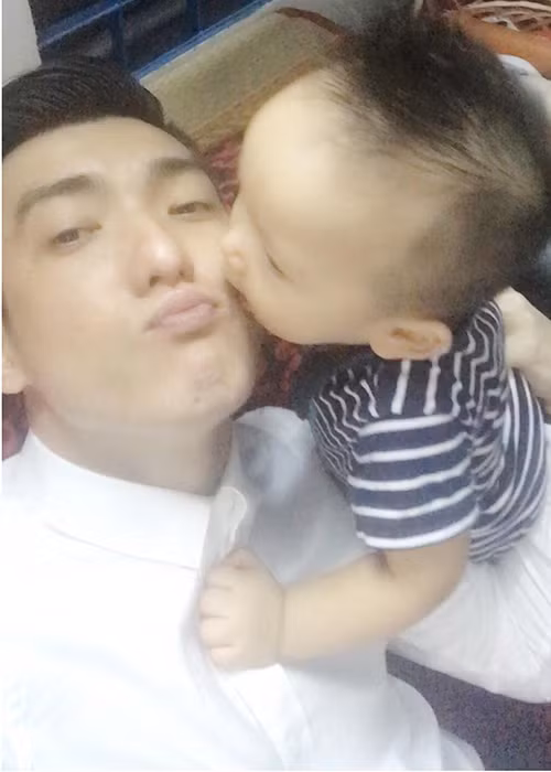 Trước đó, giữa lùm xùm ly hôn, Bảo Duy liên tục chia sẻ anh vô cùng nhớ và muốn ở bên con nhưng Phi Thanh Vân lo sợ mất con nên không cho gặp. (Ảnh: FBNV)