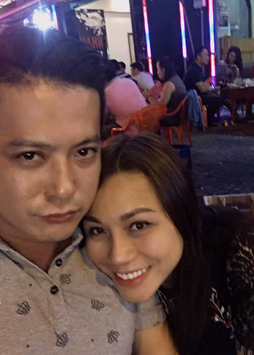 Bà xã Hoàng Anh là một Việt kiều Mỹ và bằng tuổi chồng. Được biết, nam diễn viên hẹn hò qua sự mai mối của mẹ vợ. (Ảnh: FBNV)