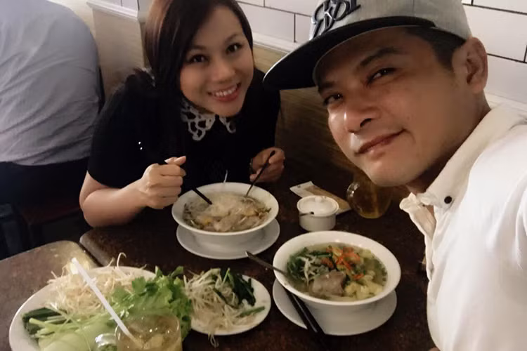 Về phía Hoàng Anh, anh lên tiếng bảo vệ bà xã. Nam diễn viên cho hay, anh đã biết trước chuyện kết hôn của anh sẽ gây ồn ào nhưng tin rằng tình yêu của mình đủ lớn để vượt qua tất cả. (Ảnh: FBNV)