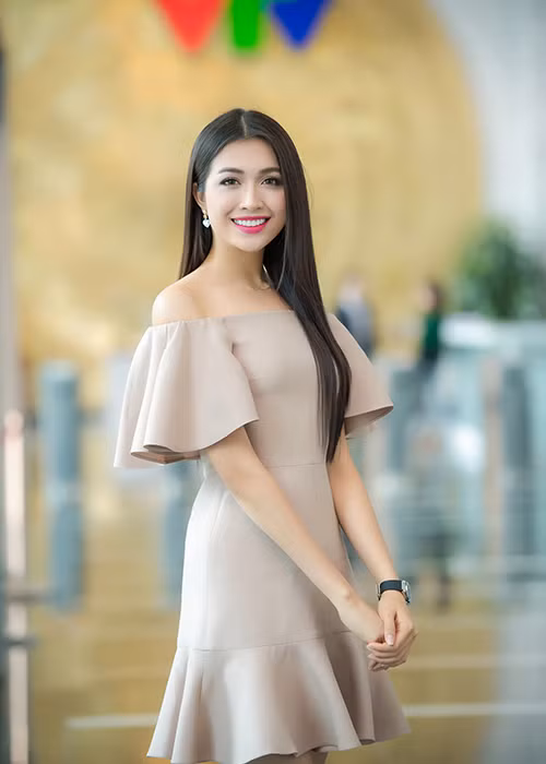Trở về từ cuộc thi Miss Universe 2016, Lệ Hằng tiếp tục là gương mặt nhận được nhiều sự quan tâm, yêu mến từ khán giả.