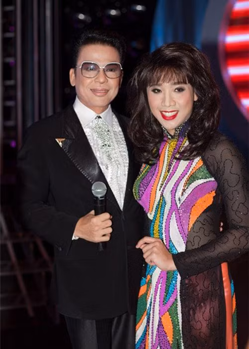Nam MC khoe vẻ duyên dáng, nữ tính với tạo hình diva Mỹ Linh trong chương trình Gương mặt thân quen. (Ảnh: Báo Đất Việt)