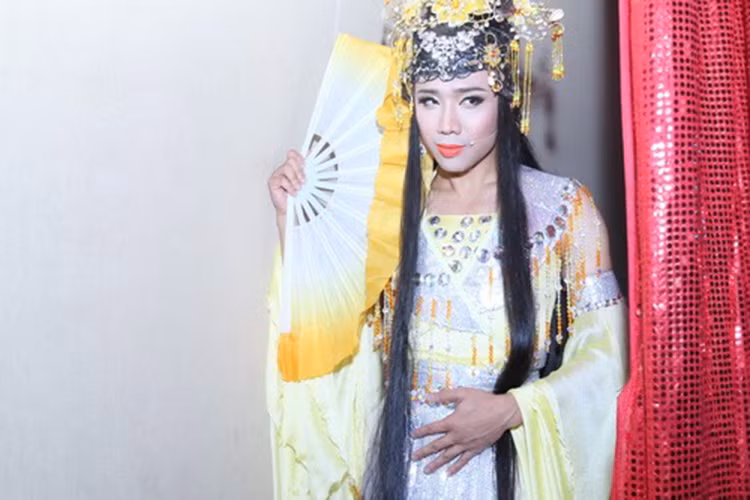 Trấn Thành rất dễ hóa trang vào dạng vai giả gái xinh đẹp trên sân khấu nhờ gương mặt thon gọn. Trong ảnh, anh hóa thân thành nhân vật Điêu Thuyền. (Ảnh: Khám Phá)