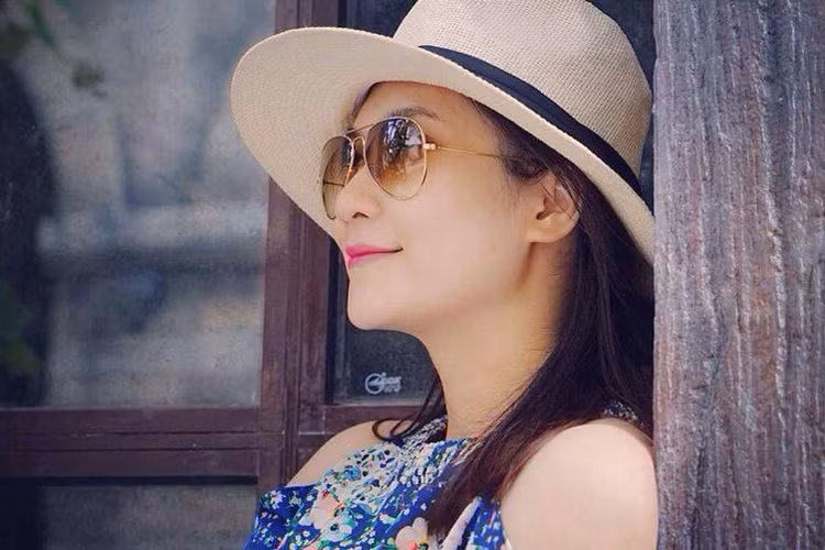 Gương mặt mới nhất dẫn bản tin Thời sự 19h của VTV đã lập gia đình và hiện có một con gái. (Ảnh: FBNV)