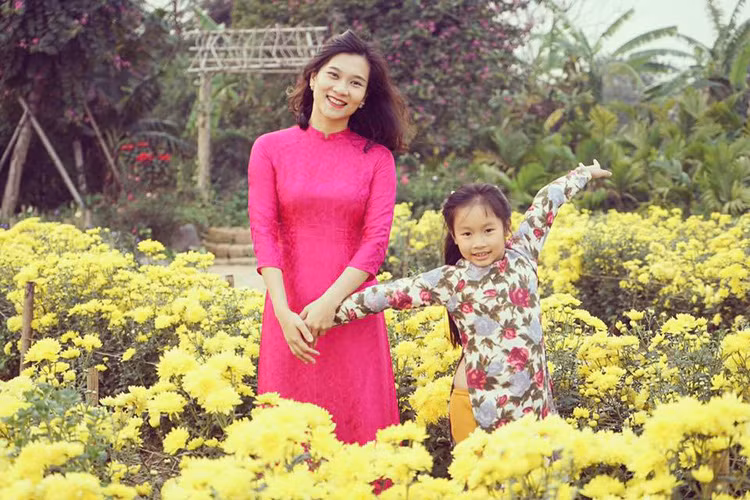 Khánh Trang khá kín tiếng trong đời tư. Trong ảnh, cô cùng con gái diện áo dài đón năm mới. (Ảnh: FBNV)