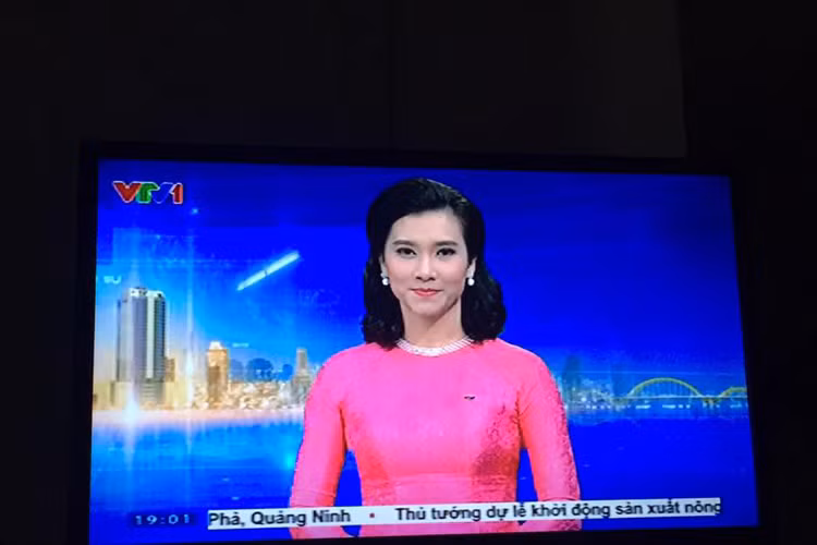 Sau khi 2 BTV Diệp Anh và Vân Anh rời đi, BTV Khánh Trang đã đảm nhận vai trò dẫn sóng bản tin Thời sự 19h của VTV. (Ảnh: Facebook BTV Hữu Bằng)