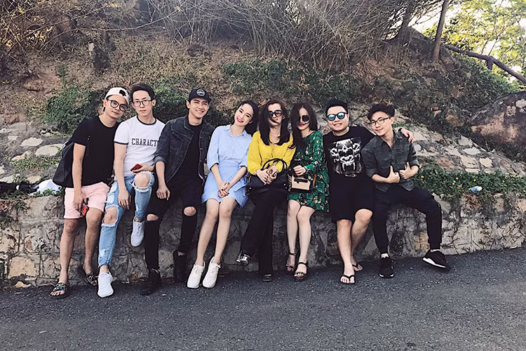 Loạt ảnh Angela Phương Trinh gây chú ý bởi Võ Cảnh (thứ ba bên trái) cũng xuất hiện trong chuyến đi. (Ảnh: FBNV)