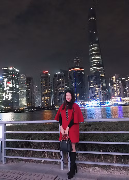 Đỗ Mỹ Linh khoe hình ảnh sành điệu trên đường phố trong chuyến đi Thượng Hải đầu tháng 12/2016. (Ảnh: FBNV)