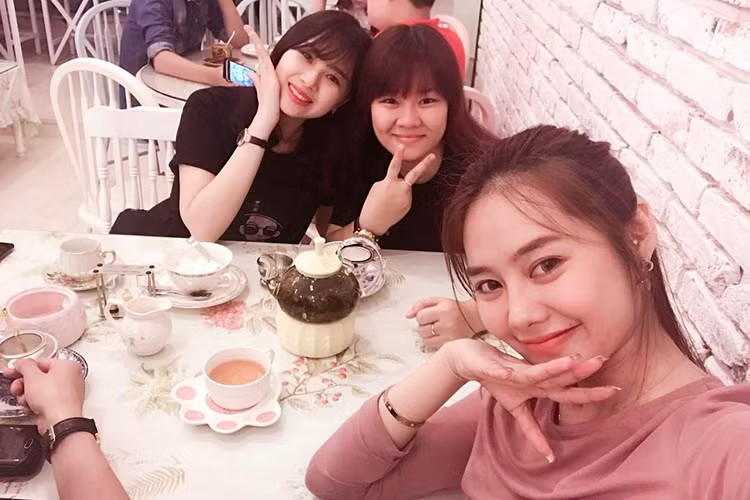 Linh Chi thẳng tay chặn các tài khoản Facebook gọi cô là “người thứ ba” hay “nấm độc” trên trang cá nhân của cô. (Ảnh: FBNV)