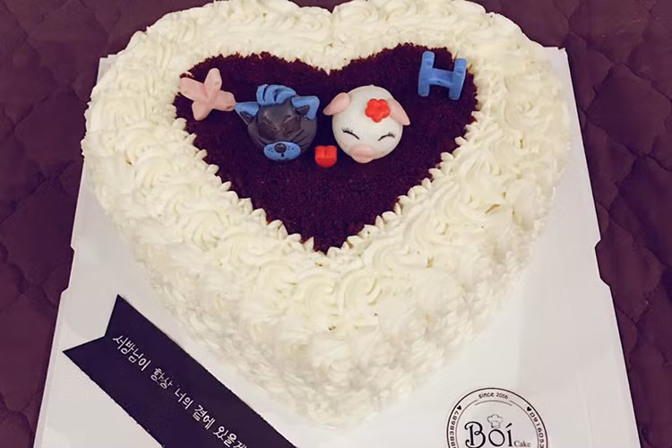 Ngoài gấu bông dễ thương, Hari Won còn nhận được chiếc bánh kem hình trái tim kèm tờ giấy ghi dòng chữ tiếng Hàn tạm dịch là “Ông xã sẽ luôn ở bên cạnh em”. (Ảnh: FBNV)