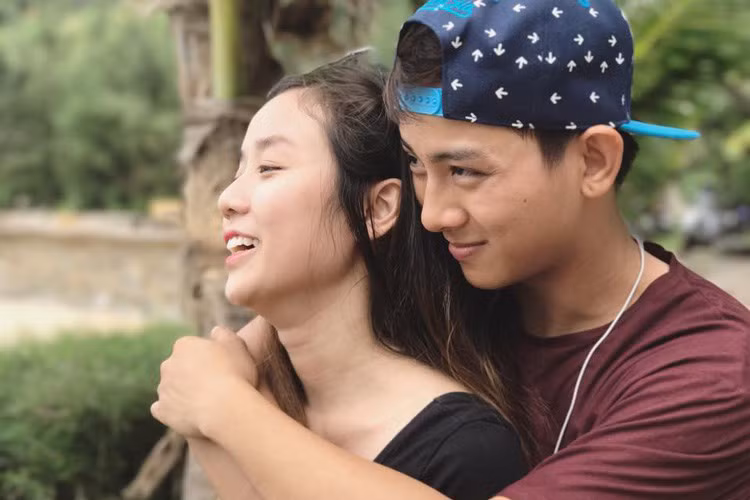 Hoài Lâm gặp Hoàng Ngọc lần đầu tại một nhà hát khi nam ca sĩ ở độ tuổi 16 còn cháu gái nghệ sĩ Bảo Quốc mới chỉ 14 tuổi. Thời điểm đó, cả đều chưa biết mối tình đầu là gì. (Ảnh: Instagram nhân vật)