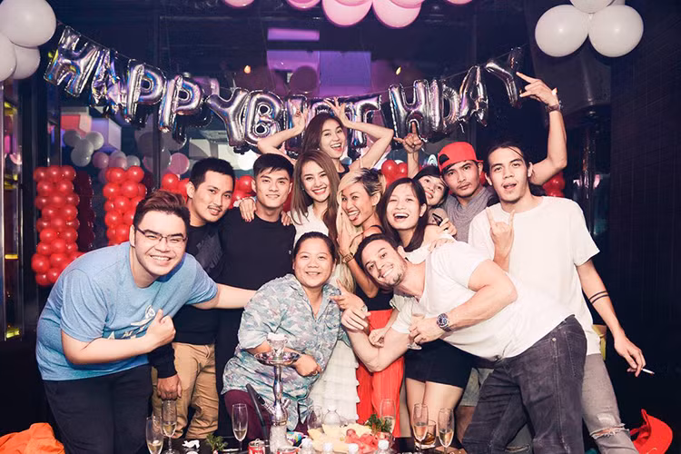 Tại tiệc sinh nhật, quán quân Thử thách cùng bước nhảy và nữ người mẫu tỏ ra khá gần gũi, thân thiết. (Ảnh: FBNV)