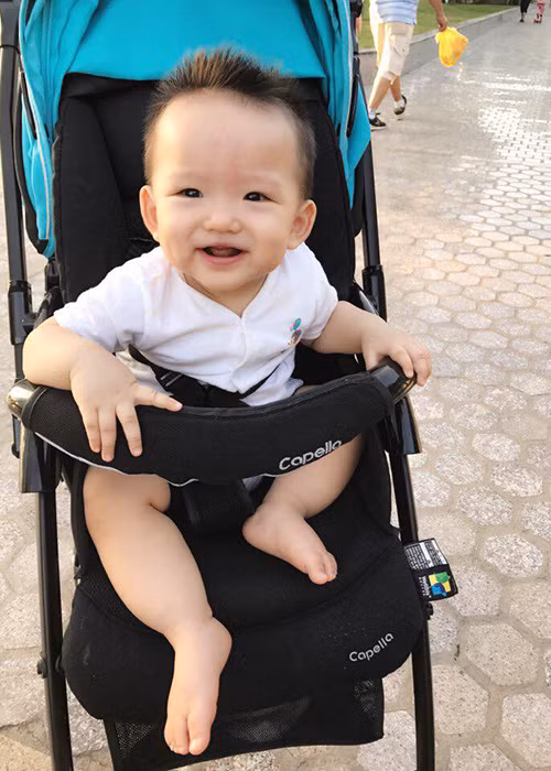 Mỗi khi được bố mẹ đưa ra ngoài dạo chơi, bé Tấn Đức tỏ ra vô cùng vui vẻ. (Ảnh: Facebook nhân vật)