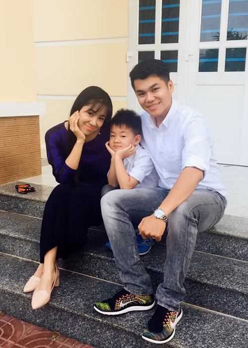 Con trai Lê Phương có mối quan hệ rất thân thiết với Trung Kiên. Nữ diễn viên từng chia sẻ bạn trai yêu bé Cà Pháo như con ruột khi anh dạy bé học, đưa bé tới trường và còn diện đồ đôi với bé. (Ảnh: FBNV)