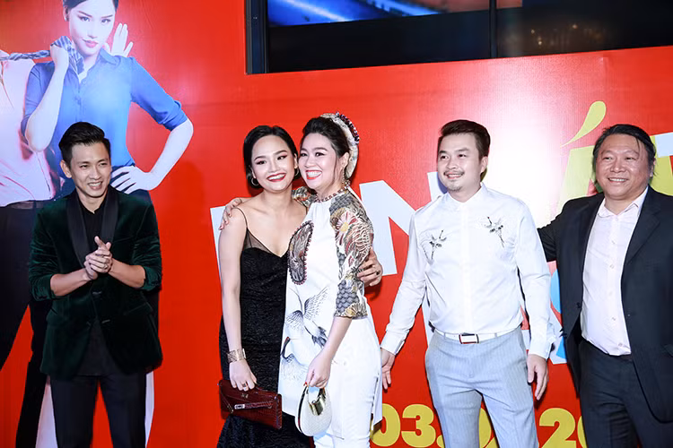 Đỗ An, Miu Lê, Lê Khánh và Tuấn Khải rạng rỡ trên sân khấu khi giao lưu với khán giả.