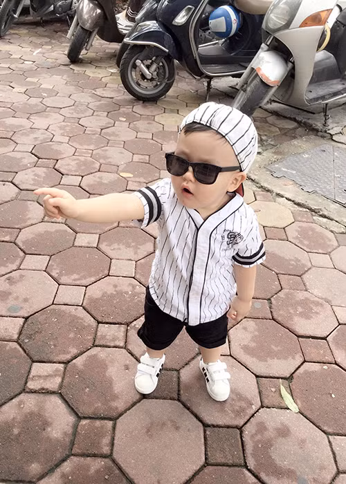 Kết hôn được 2 năm, vợ chồng Tâm Tít đã có một cậu con trai tên Alex Chí An. Bé chào đời ngày 19/6/2015 và ngày càng kháu khỉnh, đáng yêu. (Ảnh: FBNV)