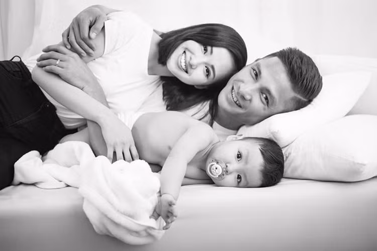 Trước những ý kiến trái chiều về ảnh nắm tay chồng gội đầu, Tâm Tít từng chia sẻ, lúc đó, chồng cô đang ngủ thật và khi thấy nhân viên giơ máy lên chụp, cô nắm lấy tay chồng tạo dáng cho vui. (Ảnh: FBNV)